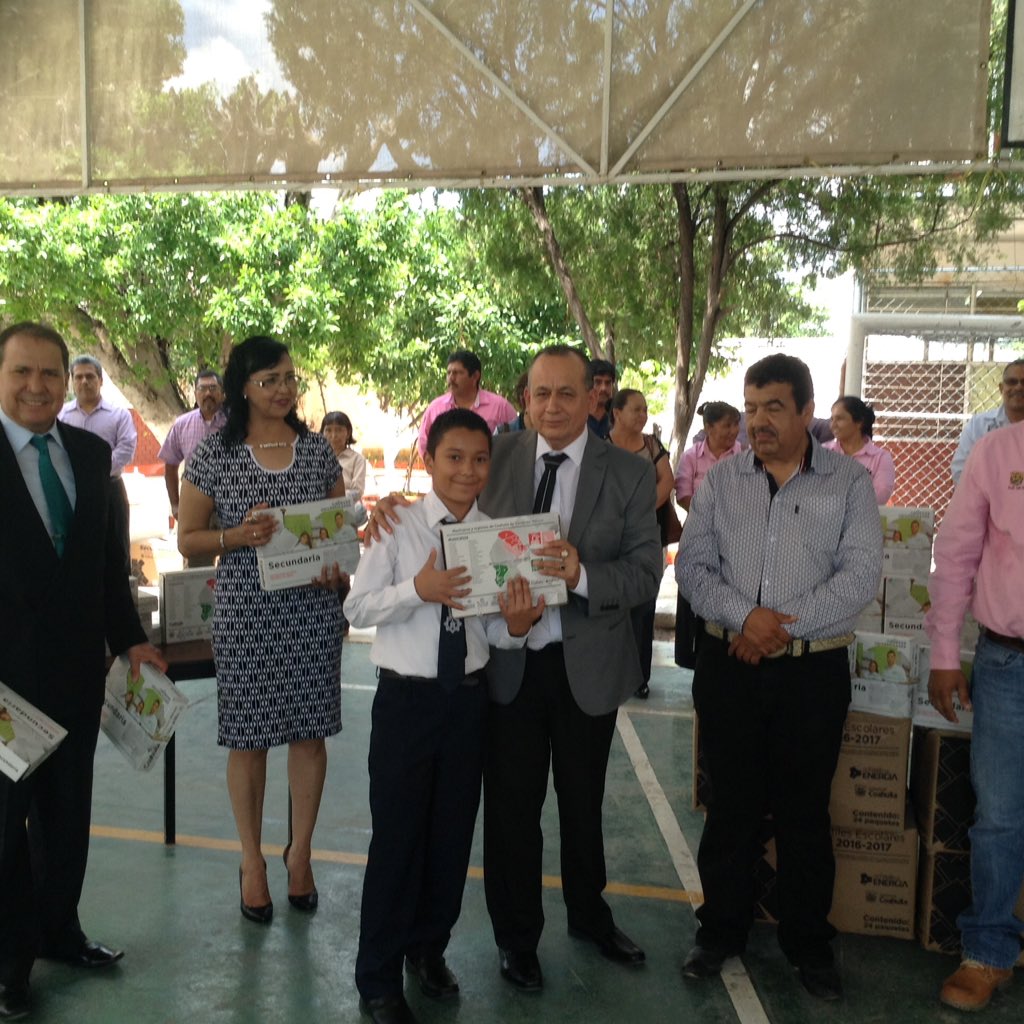 DonVenus's tweet photo. Con representación de @rubenmoreiravdz entregue paquetes de útiles escolares a estudiantes de #EST83 #Torreón https://t.co/eLiIVhNukn
