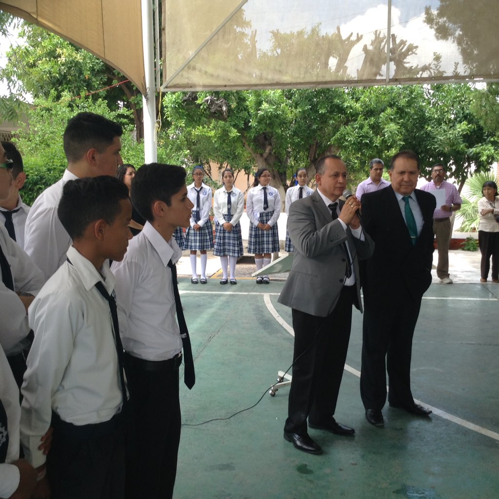 DonVenus's tweet photo. Con representación de @rubenmoreiravdz entregue paquetes de útiles escolares a estudiantes de #EST83 #Torreón https://t.co/eLiIVhNukn