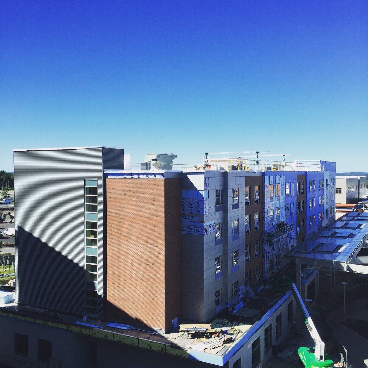 PatriotPlace's tweet photo. Exterior construction of the NEW @HiltonGardenInn is nearing completion! #openingfall2016 #constructionupdate https://t.co/prza90TA4C