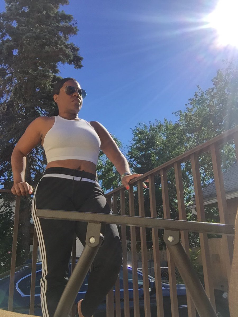 shar0926's tweet photo. Chilling on my deck on this beautiful Monday afternoon https://t.co/9zJI3zlbvD