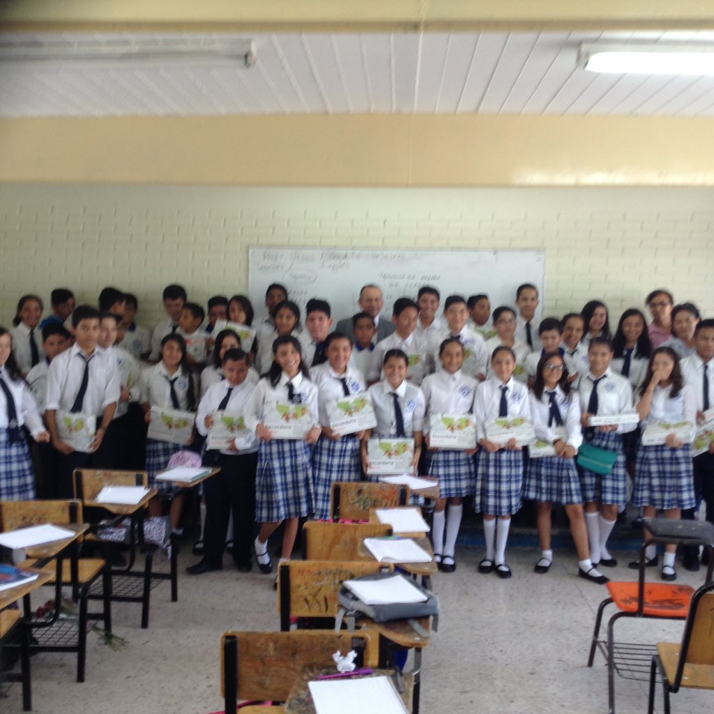 DonVenus's tweet photo. En #EST83 #Torreón Estudiantes reciben a nombre de @rubenmoreiravdz paquetes de útiles escolares del @GobDeCoahuila https://t.co/6IflUFzTzh