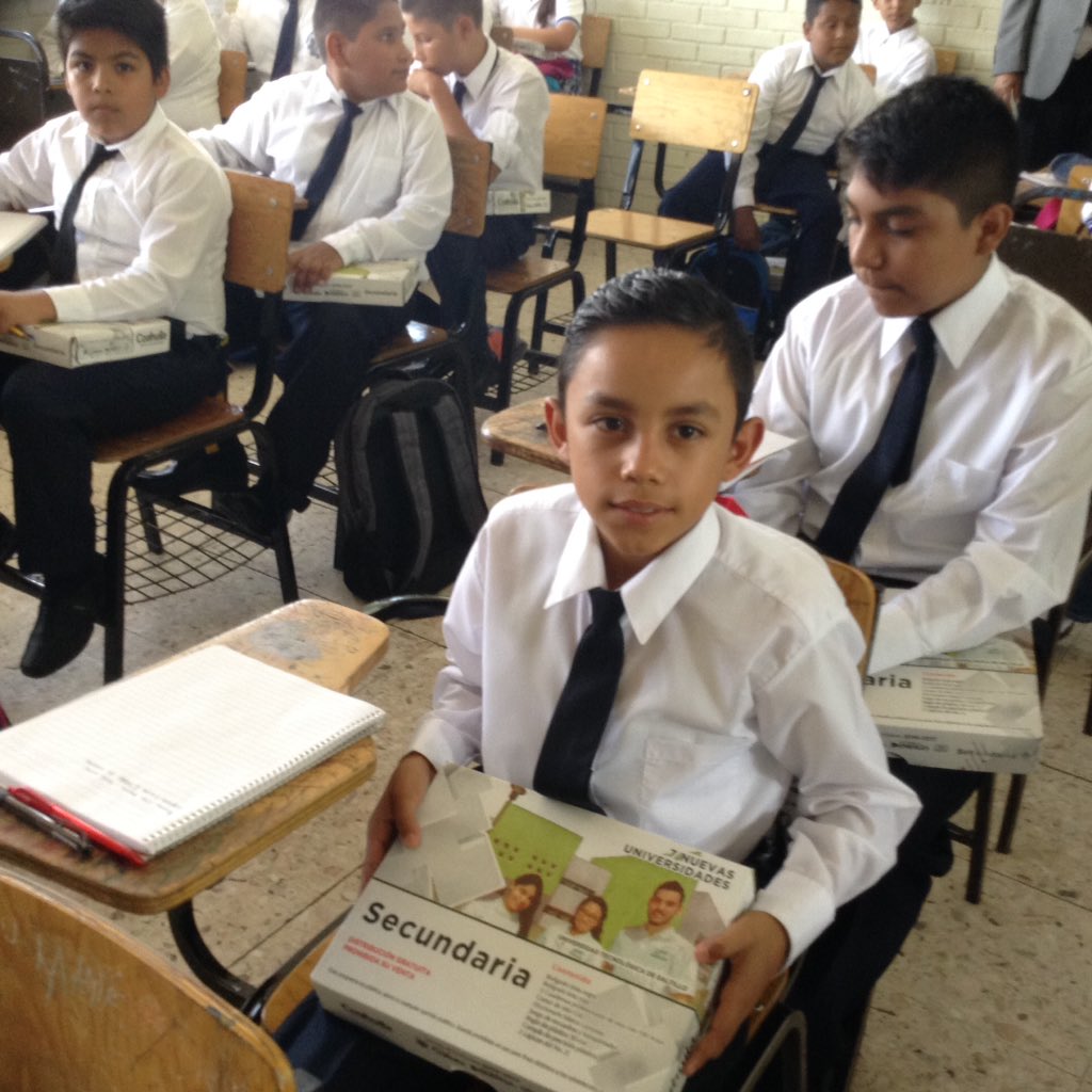 DonVenus's tweet photo. En #EST83 #Torreón Estudiantes reciben a nombre de @rubenmoreiravdz paquetes de útiles escolares del @GobDeCoahuila https://t.co/6IflUFzTzh
