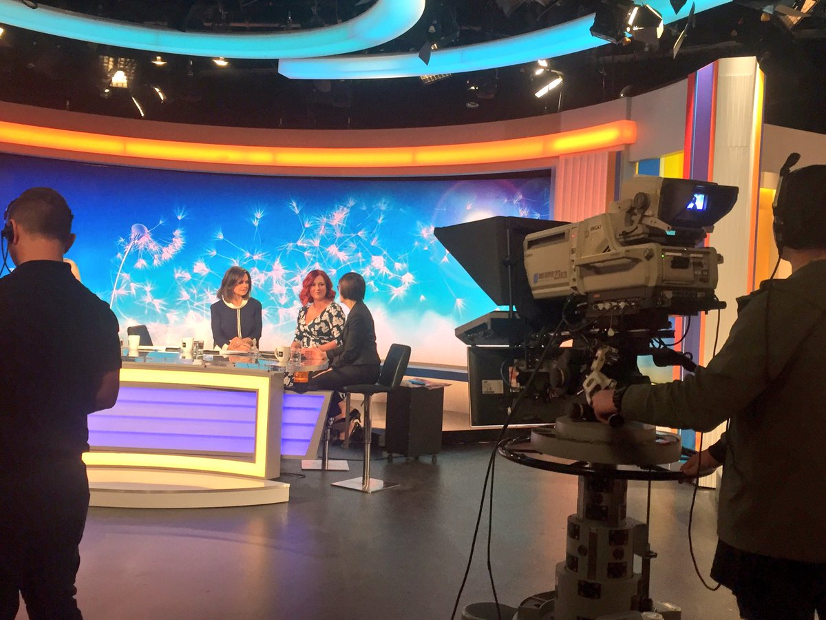 ishtar413's tweet image. HAAACHEWW! 💨 #bts hanging w/ @ShellyHorton1 @TheTodayShow &amp;amp; Dr Katelaris chatting #HayFeverHelp ahead of #Spring 🌸🌼🌷