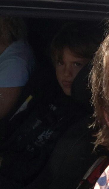 Gente, esse menino no fundo pode ser um dos cúmplices. Só não ver quem não quer😱😱 #SAVEJ2