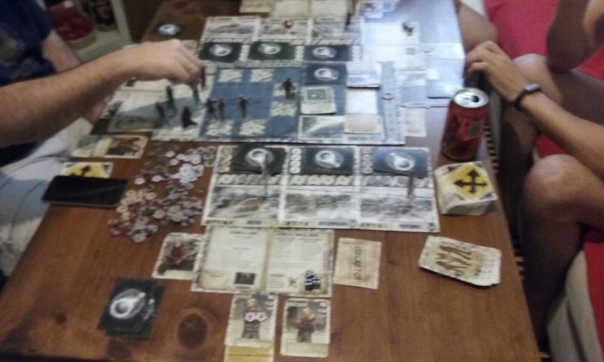 MisJuegosDeMesa's tweet photo. Partida nocturna al #DeadWinter https://t.co/bPyhar0qnQ