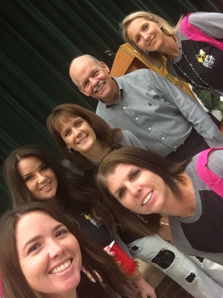 mskelseywilson's tweet photo. Our guest speaker at convocation, Mark Lukert! Such a positive message! Thank you! @BoydElem @MarkLukert #boydisd https://t.co/GCIbXH3xnr