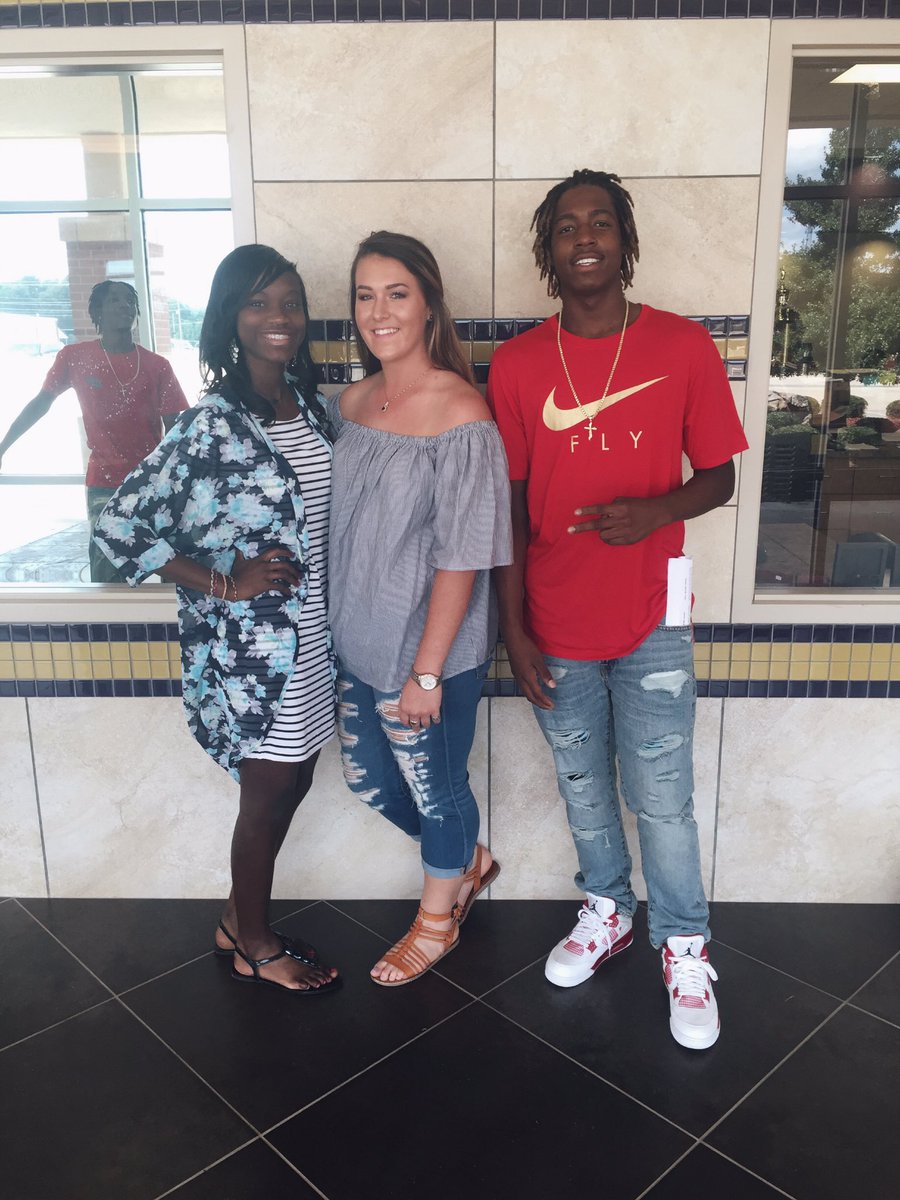 Shantain_Bolt's tweet photo. First day of senior year was great 🎉 #ChicksDay1 https://t.co/w8lUSSWUSX