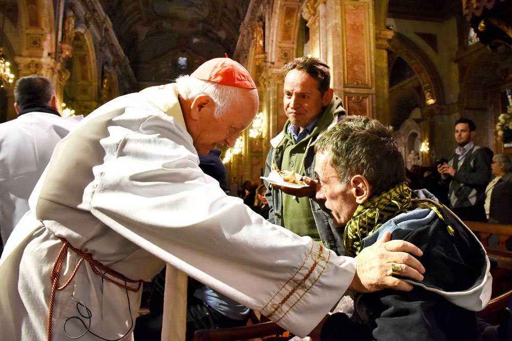 aciprensa's tweet photo. Ofrecen cena a 250 personas sin techo en la Catedral de Santiago - via @Iglesiastgo https://t.co/Jttfmxd82E https://t.co/3Jb9XMFrS1