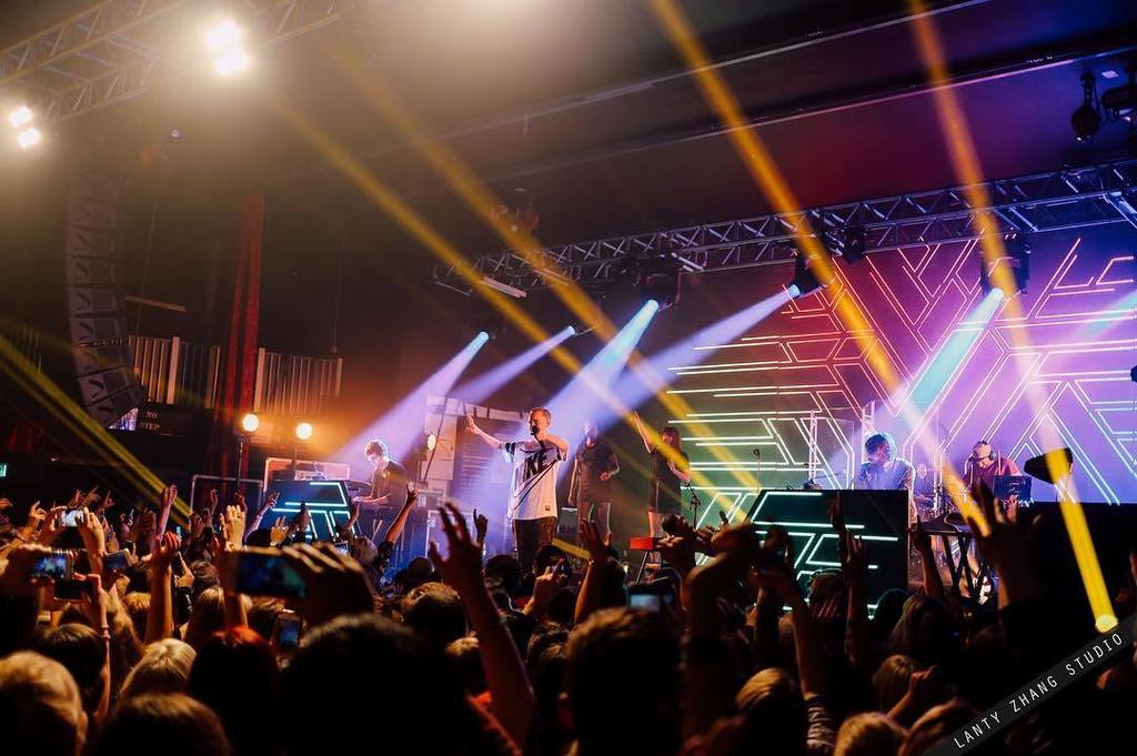 LantyZhang's tweet photo. #GigCapture @yearsandyears @ollyyears
#yearsandyears #music #musicphotography #love #beats #party #night #nighttim… https://t.co/nj3WDIqD8y