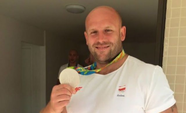 VSportsTM's tweet photo. Malachowski, plata en disco, decidió subastar su medalla para ayudar a un chico con cáncer https://t.co/X2WQ0Jne1v https://t.co/GpGUe8T8hC
