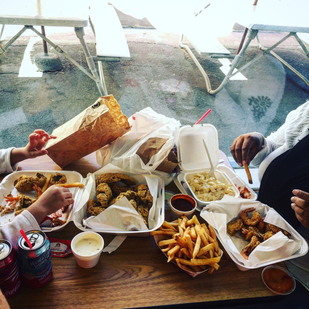 manrilla's tweet photo. #pomona #friedfish #halalfish https://t.co/gJZSDrk616