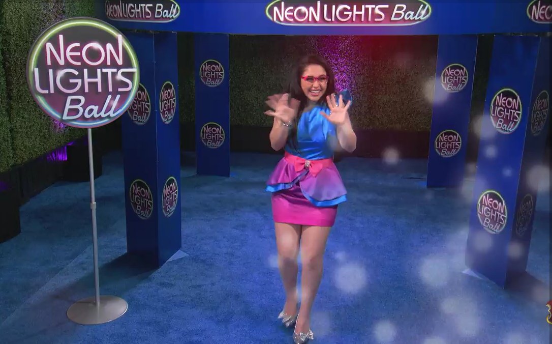 SweetFairyJane's tweet image. After talking to @APRPGJordan, Jane makes her way to the 360 rotation booth to pose. #NeonLightsBall