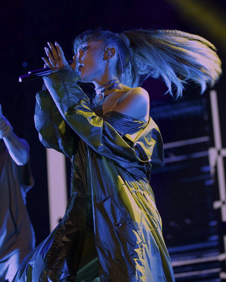 DRarianagrande's tweet photo. Ariana presentándose en el Billboard Hot 100 Festival. #3 https://t.co/mThm9gjFYu