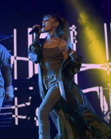 DRarianagrande's tweet photo. Ariana presentándose en el Billboard Hot 100 Festival. #3 https://t.co/mThm9gjFYu