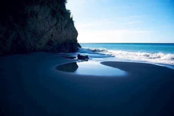 TikTonks's tweet image. Black sand beaches 🌚☀️💫