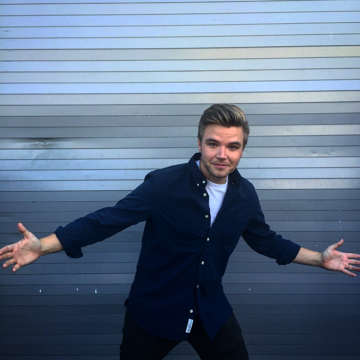 .<a href="/BDavv/">Brett Davern</a> is our #mcm! Watch him try to contour w/ <a href="/HunterMarch/">Hunter March</a> live on Facebook.com/AwesomenessTV @ 5 pm PST!
