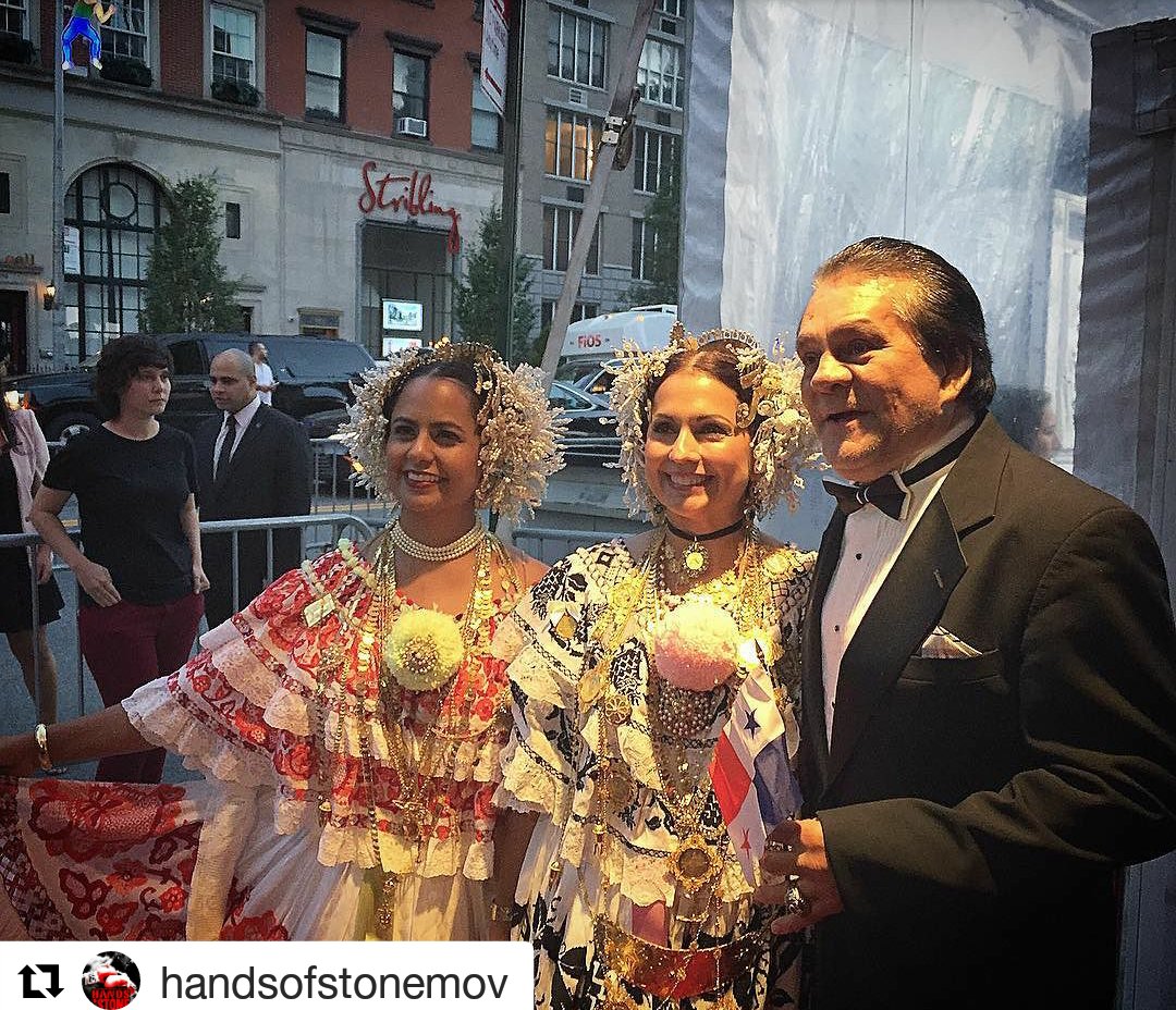 TelemetroRadio's tweet photo. La foto que no podía faltar. ¡Grande "Cholo"! Hoy estrena #HandsOfStone en Nueva York. #Panama https://t.co/fQOvRbcRmf