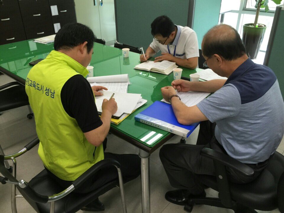 csj2529gmailco1's tweet image. 건강한 환경이 건강한 #성남시 를 만듭니다. 관내에 있는 법정규모의 다중이용시설은 연말까지 공기질 측정을 완료하여야 합니다. 성남시는 연중 다중이용 시설 실내공기질 관리에 대해 지도 점검을 실시하고 있습니다.