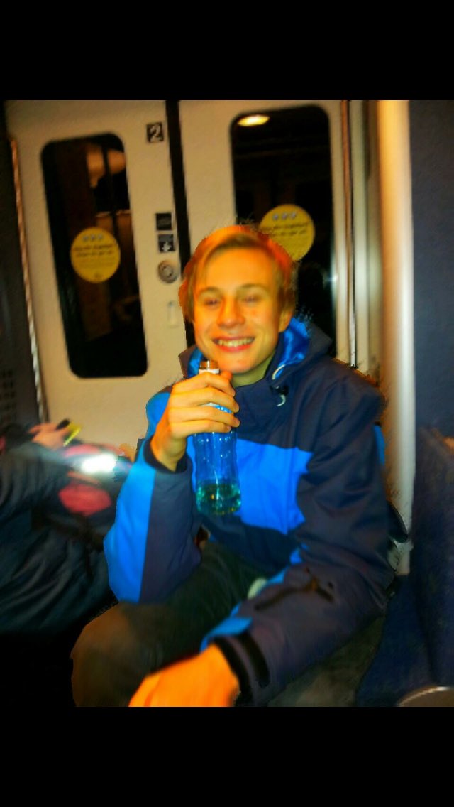 SIKONTOUR's tweet photo. Adam "jarre" kingen har tyvärr blivit senil och även blivit intagen på ett mentalsjukhus https://t.co/TMAPipzzQH