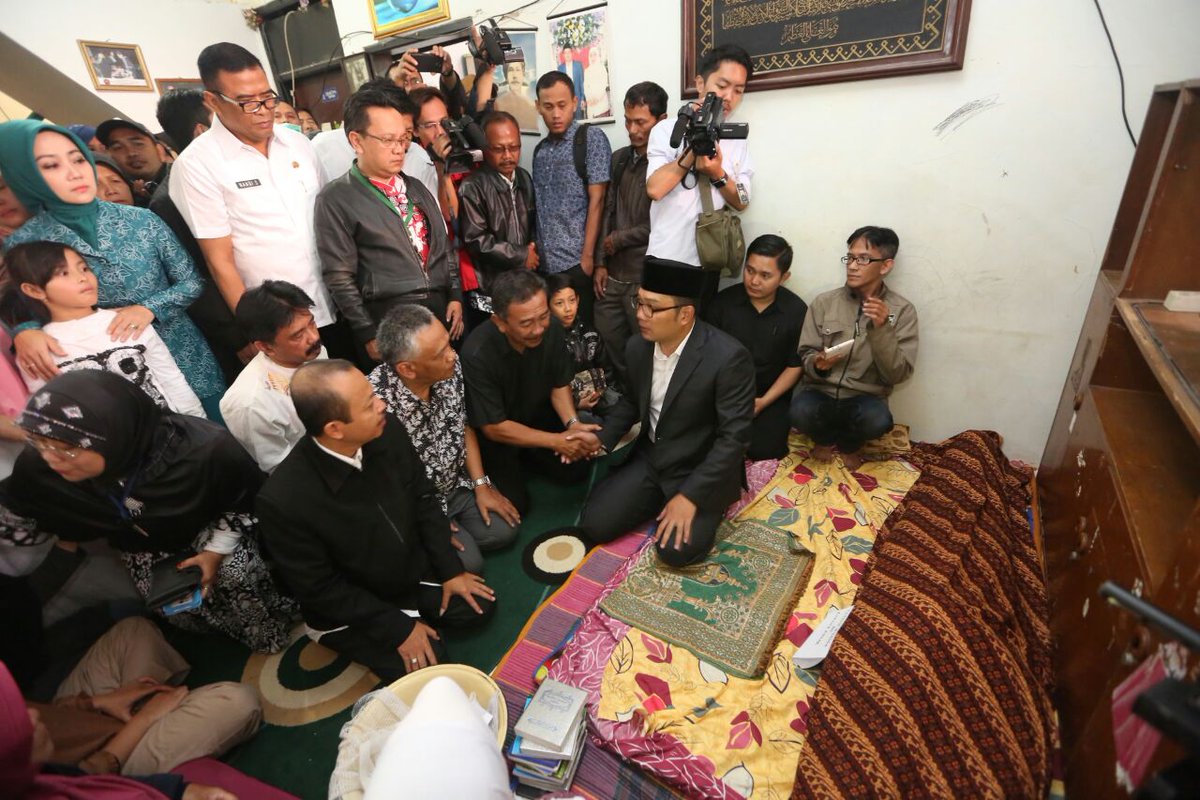 PRFMnews's tweet photo. Walikota Bandung @ridwankamil melayat dan menyolatkan alm. guru Tatang Wiganda, korban penusukan preman di Ciciaheum https://t.co/SF4fkFURFI