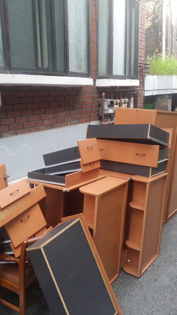 취약계층 모녀가정에서는 대형폐기물을 집밖으로 내놓기도 쉽지 않습니다ㅠ

오늘은 큰아들이자 큰오빠 코스프레 제대로 하고 왔습니다~♡

이런게 진짜 동네 홍반장이지 말입니다~^^
#성남시 <a href="/bgkdh/">김두형</a>