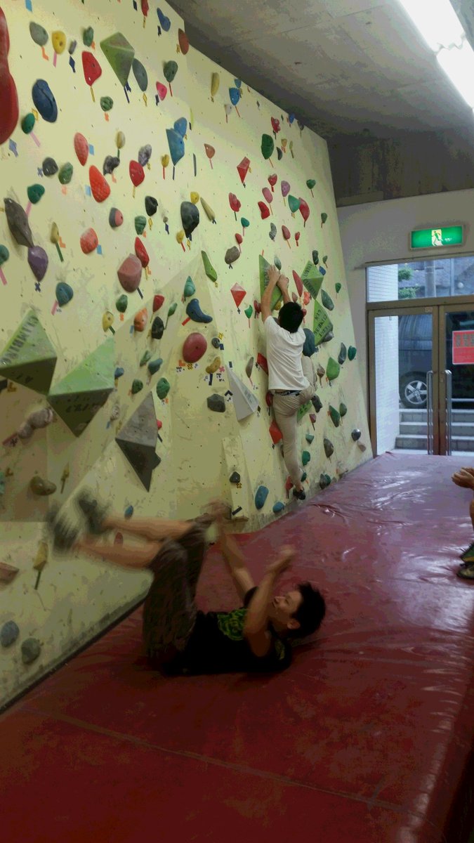 Energyclimbinggym 台風直撃の昨日 柏 店は二段垂壁 スラブのホールド替えを決行致しました 本日時 のボルダー塾は みんなで登ろう 二段垂壁 スラブ セッションを開催 ワイワイしましょう ご来店お待ちしております ボルダリング 柏