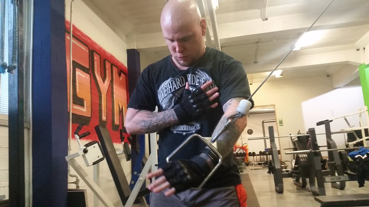 JJKontoniemi's tweet photo. Rintafileisiin pumppia kiitos! https://t.co/CdmsIiXXYZ
#pencilnecktobeefcake #BodyMike #GymVoimapuoti #chestday https://t.co/BeFPkjX6dt