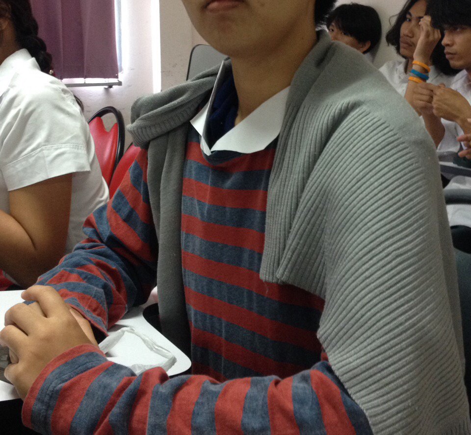 poonseob's tweet image. เมื่อคาบนี้ให้ใส่ชุดนศ.เพื่อนใส่โปโลมา วิธีแก้ไข....อิดอกกก เอากระดาษมาทำเป็นปกคอเสื้อ #เพื่อนกูเป็นคนตลก #ทีมบูรพา