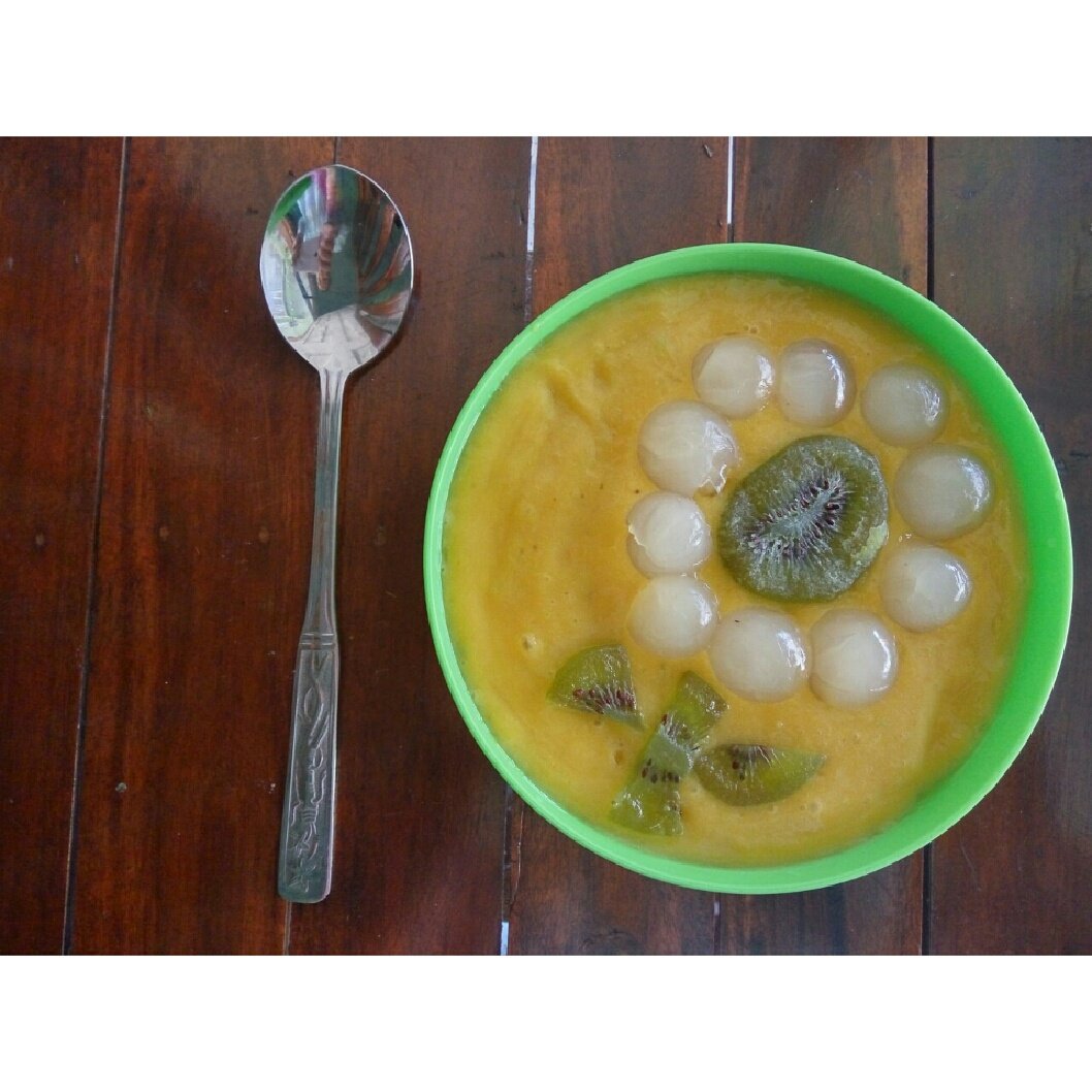 intanrawits's tweet photo. Sarapan buah kemarin, manggo smoothiesbowl. 
#foodcombining 
#smoothiesbowl 
#manggosmoothies 
#longan 
#kiwi https://t.co/qCBocPKW5U