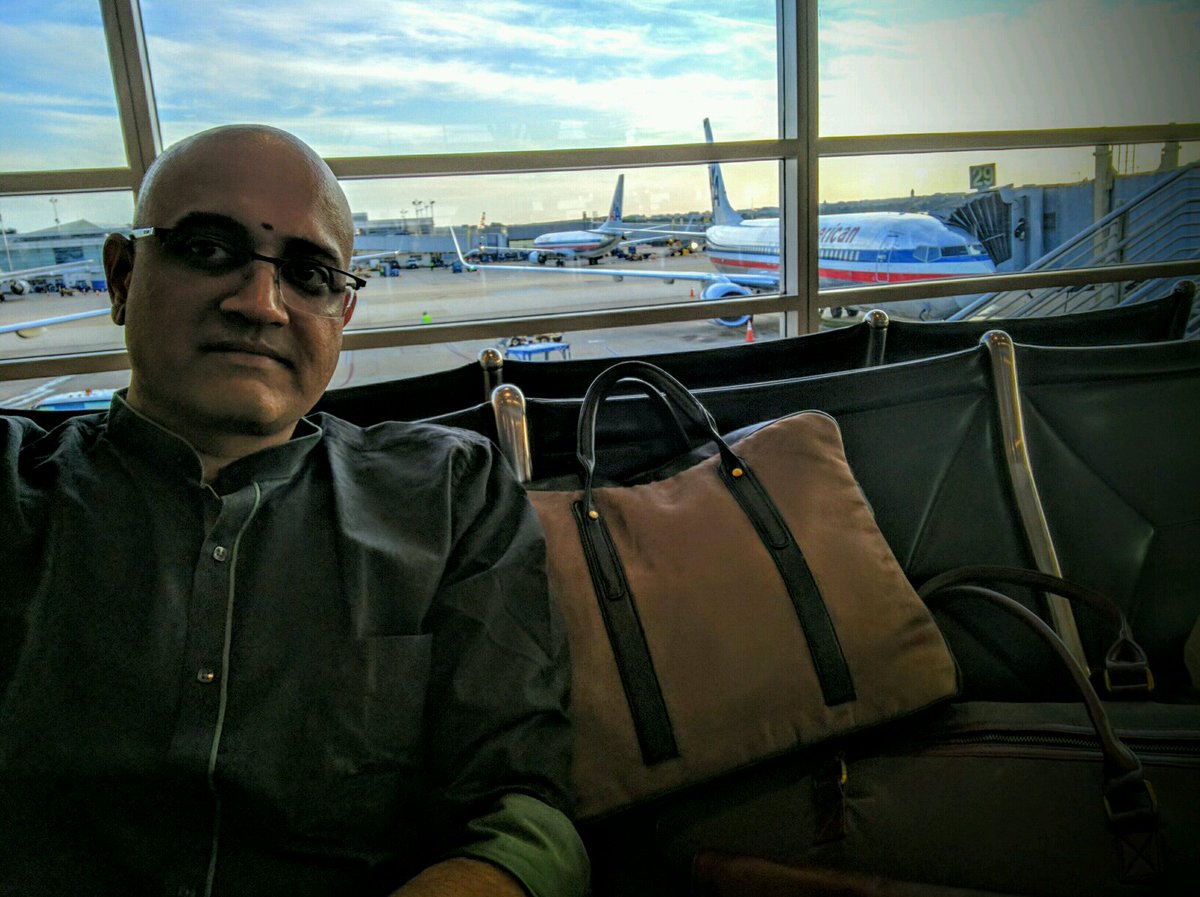 vishnuswami's tweet image. With @mrbutton #FEELSHARP at #BWI last month! Got some nice comments with the two lovely bags!