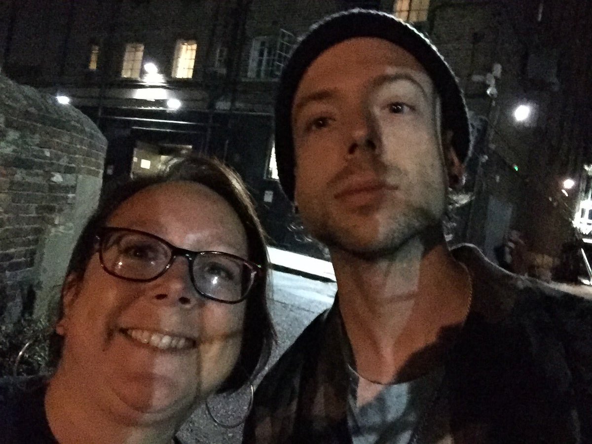 LittleEmsleeee's tweet photo. He said he recognised me but I've never seen him before in my life! #Billy #welcomebackgc 😂😍❤️ https://t.co/VX9o5T2EmW