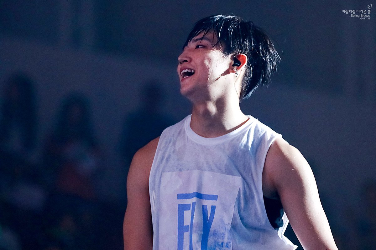 springbreeze16's tweet photo. 160821 Fly in Seoul Final 물에 흠뻑 젖은 뽐뭉이얌🐶💖 #JB #재범 #GOT7 https://t.co/w9r1l3tNQY