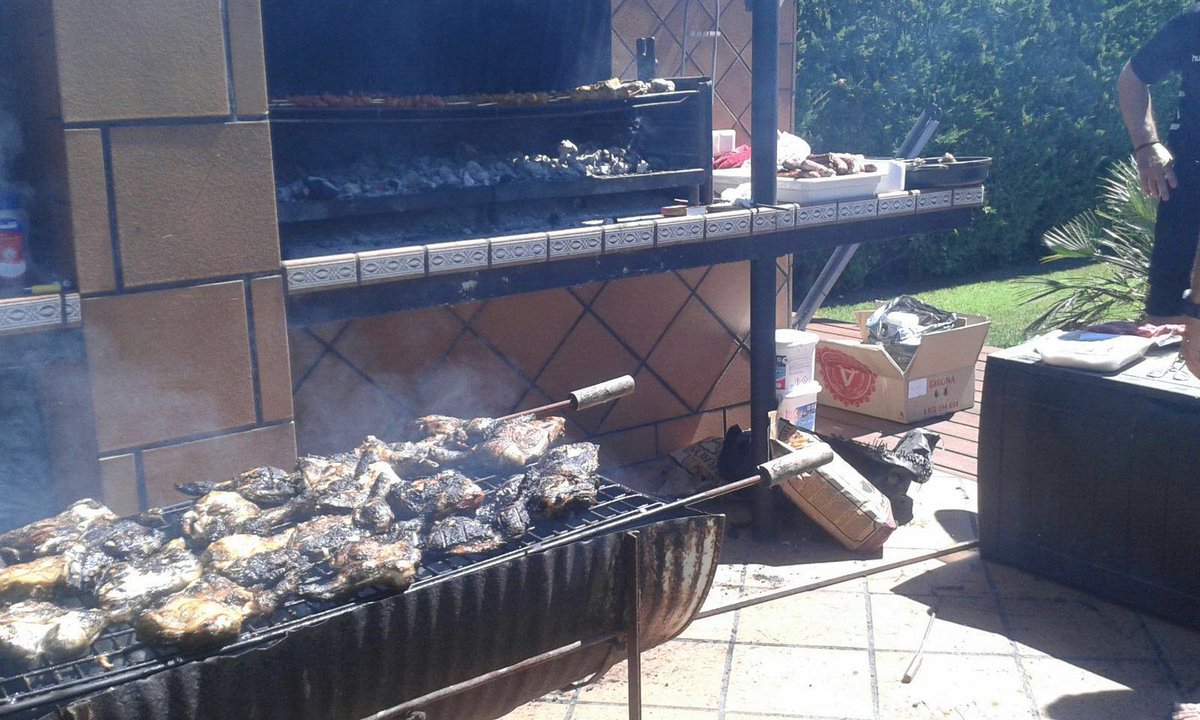 sommaresmefc's tweet image. Barbacoa per fer equip!! Són una pinya i això es reflexarà al verd!! I com s'estan posant!! #Equipasso 🍗🍖🍗🍖
