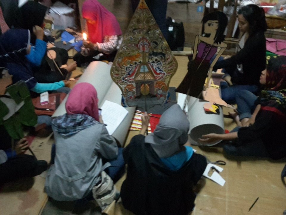 Selamat malaaaam! Intip yuk keseruan SW membuat wayang 😊