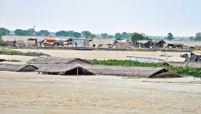 DainikBhaskar's tweet photo. #BiharFlood: स्कूली बच्चों समेत 15 लोगों को ले जा रही बोट डूबी
https://t.co/YQYzbbtsPs #FloodLive https://t.co/bCdwR31iHy