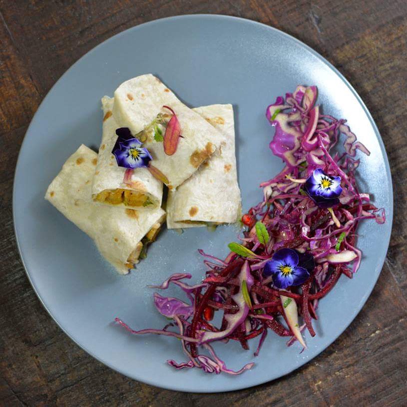 HealthFactoryAE's tweet image. This #Korean BBQ #Chicken tortilla #wrap is the #💣! || Light and super filling served with a #beetroot #salad! 🌸