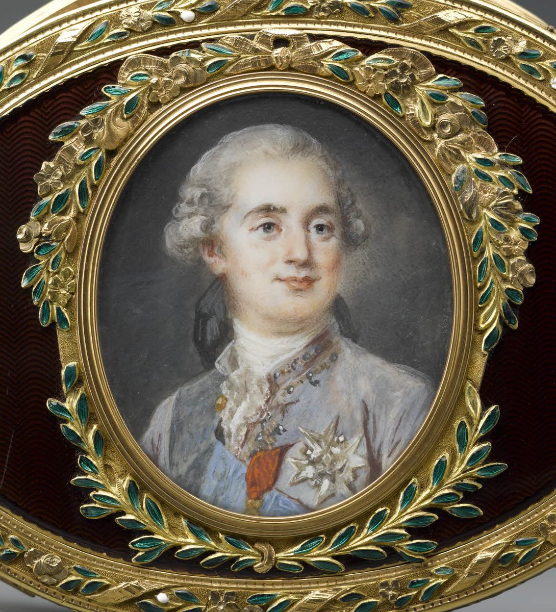 MuseeLouvre's tweet photo. Louis XVI est né #CeJourLà à Versailles en 1754. Ce portrait sur une tabatière de Menière est attribué à P.-A. Hall. https://t.co/iLa4Yeq13f