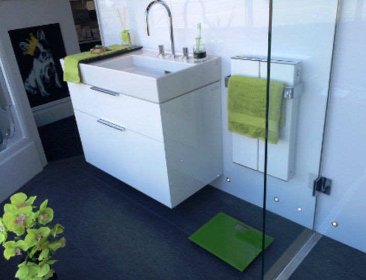 FreshwaterBeth's tweet photo. Our window looks gorgeous in GREEN💚Featuring all our favourite #bathroom suppliers! https://t.co/El9pwBFuVB #Swansea https://t.co/zEmADUb5UI
