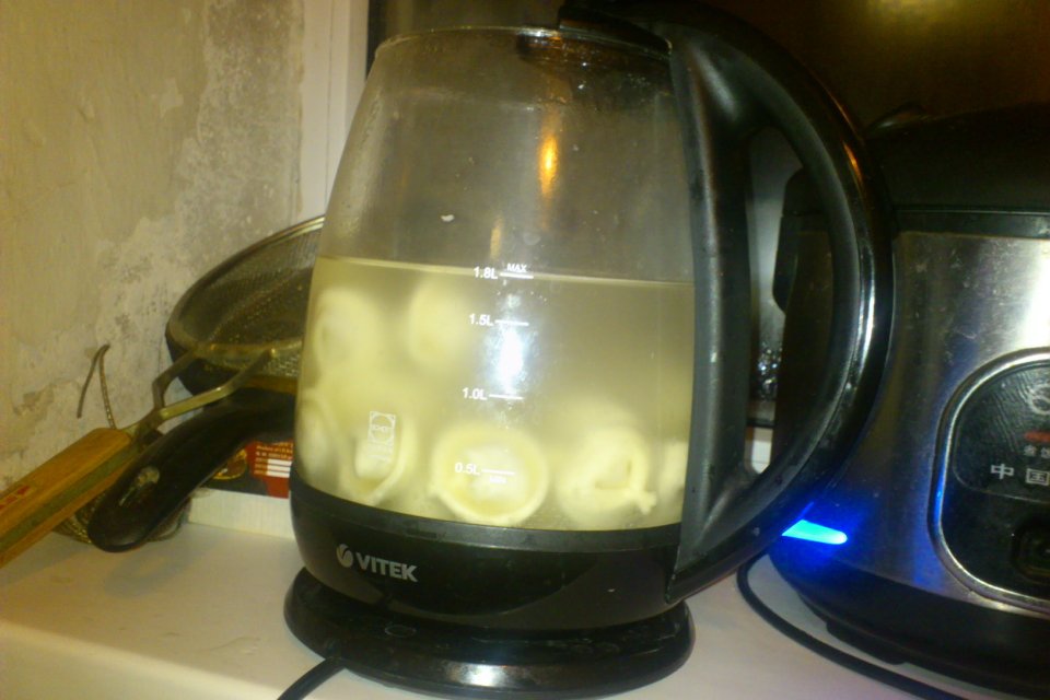 сосиски в электрочайнике. пельмени в электрочайнике. пельмени в чайнике. чайник для варки пельменей. пельмени в чайнике электрическом.