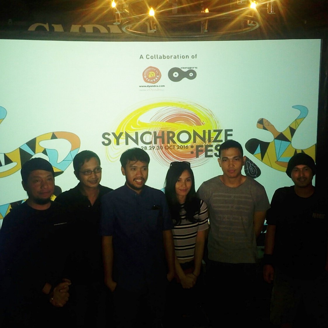 That's a wrap! Press conference ditutup dengan berfoto bersama beberapa line up dari #SynchronizeFest!