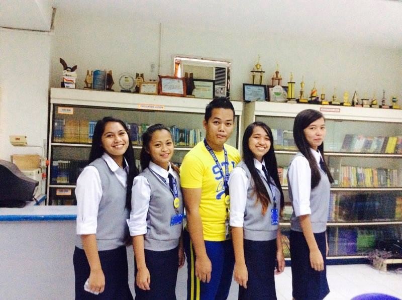 TeffanyGonsale1's tweet photo. first Day wearing our school uniform
  w/ our adviser https://t.co/62TbcEa3x5
