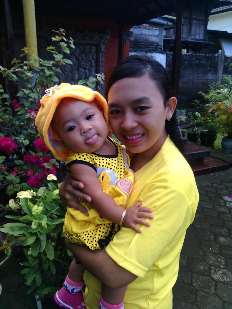 Happy yellow #CutieTwee #TupperwareBaby