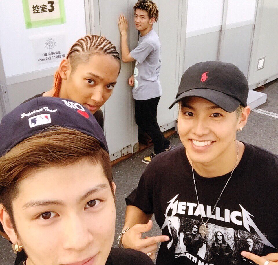 therampagefext's tweet photo. 先程、お台場夢大陸にてオープニングアクトをさせて頂きました！😉
暑い中見て下さった方々ありがとうございました🙇🏻
そして今日RIKUさんが、誕生日にプレゼントさせて頂いたTシャツを着て下さっていました😊
長谷川慎 https://t.co/48lzWnVKsd