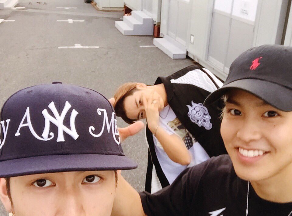 therampagefext's tweet photo. 先程、お台場夢大陸にてオープニングアクトをさせて頂きました！😉
暑い中見て下さった方々ありがとうございました🙇🏻
そして今日RIKUさんが、誕生日にプレゼントさせて頂いたTシャツを着て下さっていました😊
長谷川慎 https://t.co/48lzWnVKsd