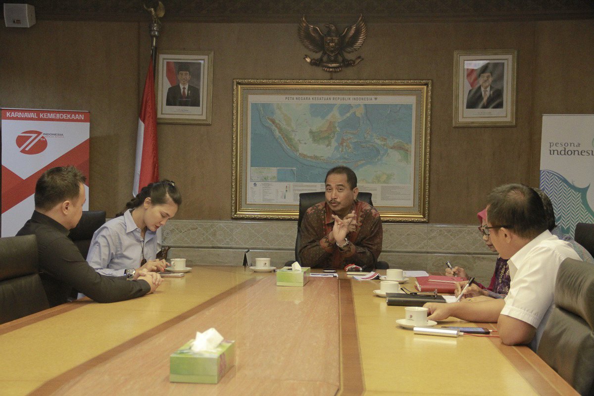 KemenPariwisata's tweet photo. @LunaMaya26 beserta tim presentasikan program acara travelling yang diajukan untuk bekerja sama dgn Kemenpar https://t.co/pUpp5RPyUh