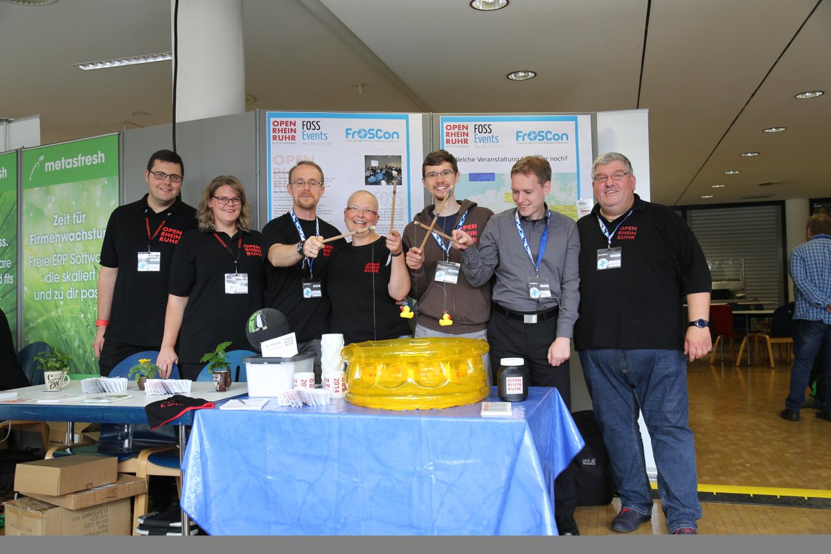 openrheinruhr's tweet photo. Das Team der #OpenRheinRuhr auf der #FrOSCon11 @froscon @openrheinruhr @fossdotevents https://t.co/LldlX5djMf https://t.co/TwZqy5hnzh