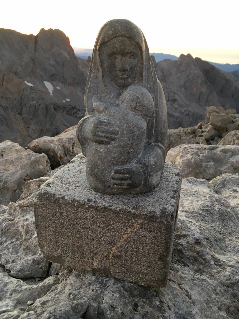 hermanospou's tweet photo. Cuando te encuentras con la Virgen de Covadonga, sabes que estás en el punto más alto del #PicuUrriellu #Naranjo https://t.co/3MW4FK4gy8