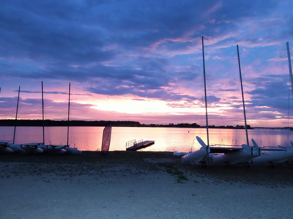 CchmDer's tweet photo. #coucherdesoleil sur le #lacduder, #magnifique.
#catamaran #ponton #plage https://t.co/HlNLFybiJ5