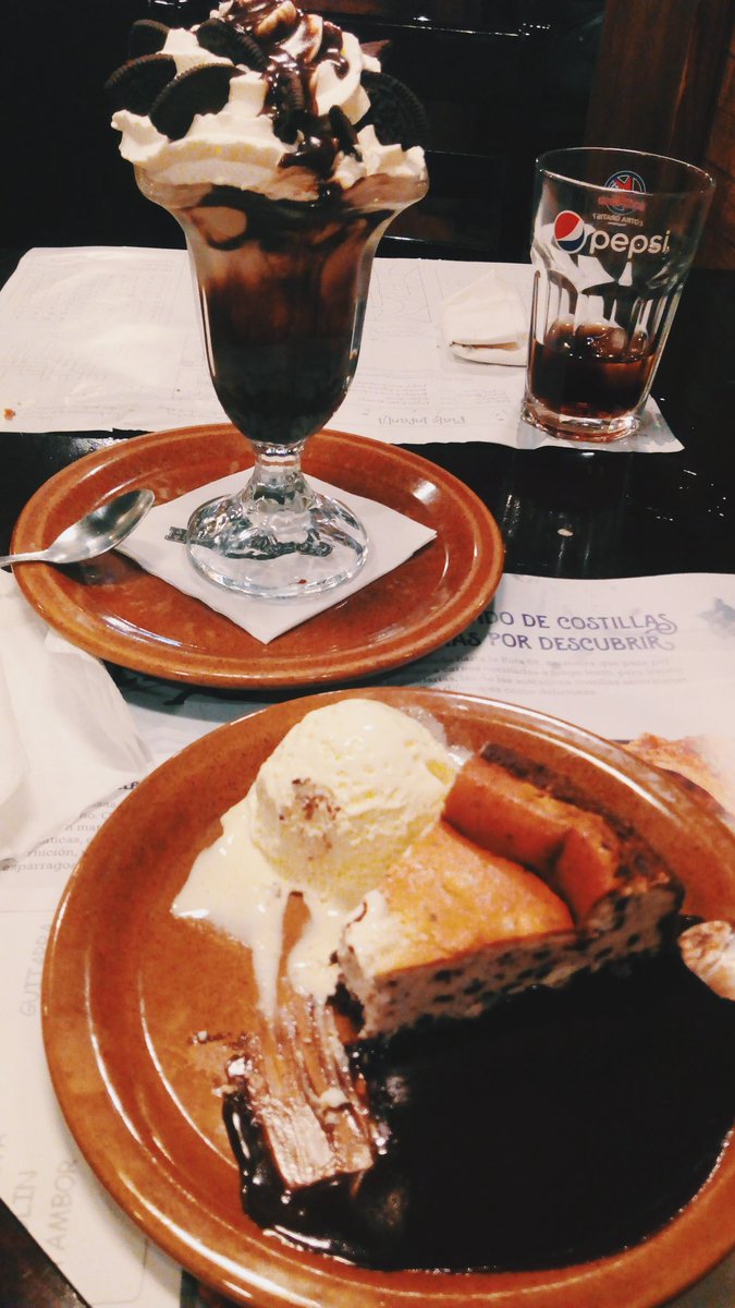 irenepum's tweet photo. Cumplir 26 es una buena excusa para esto,ups 👑 #chococheescake #oreo #gorders ✨💚 https://t.co/HGoNiMzbOg