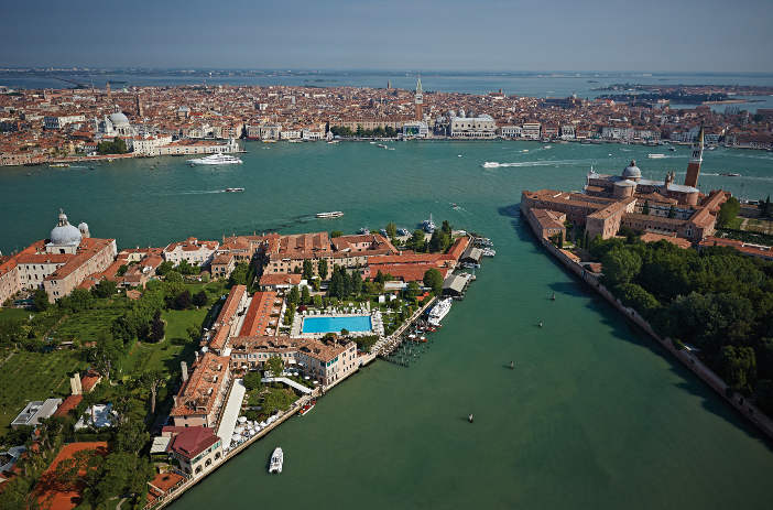 I arrive Clooney-style at the legendary <a href="/hotelcipriani/">Hotel Cipriani, a Belmond Hotel</a> #Venice for <a href="/Arbuturian/">The Arbuturian</a> magazine: arbuturian.com/travel/hotels/…